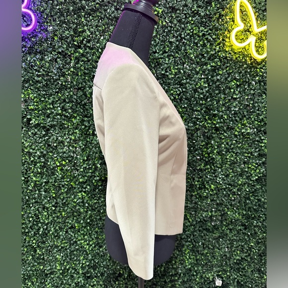 Express Women's Cropped Collarless Blazer. Size 2. - Picture 3 of 4